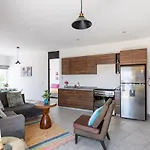 Primer Piso Condo , 3 Recamaras+2.5 Banos +Alberca