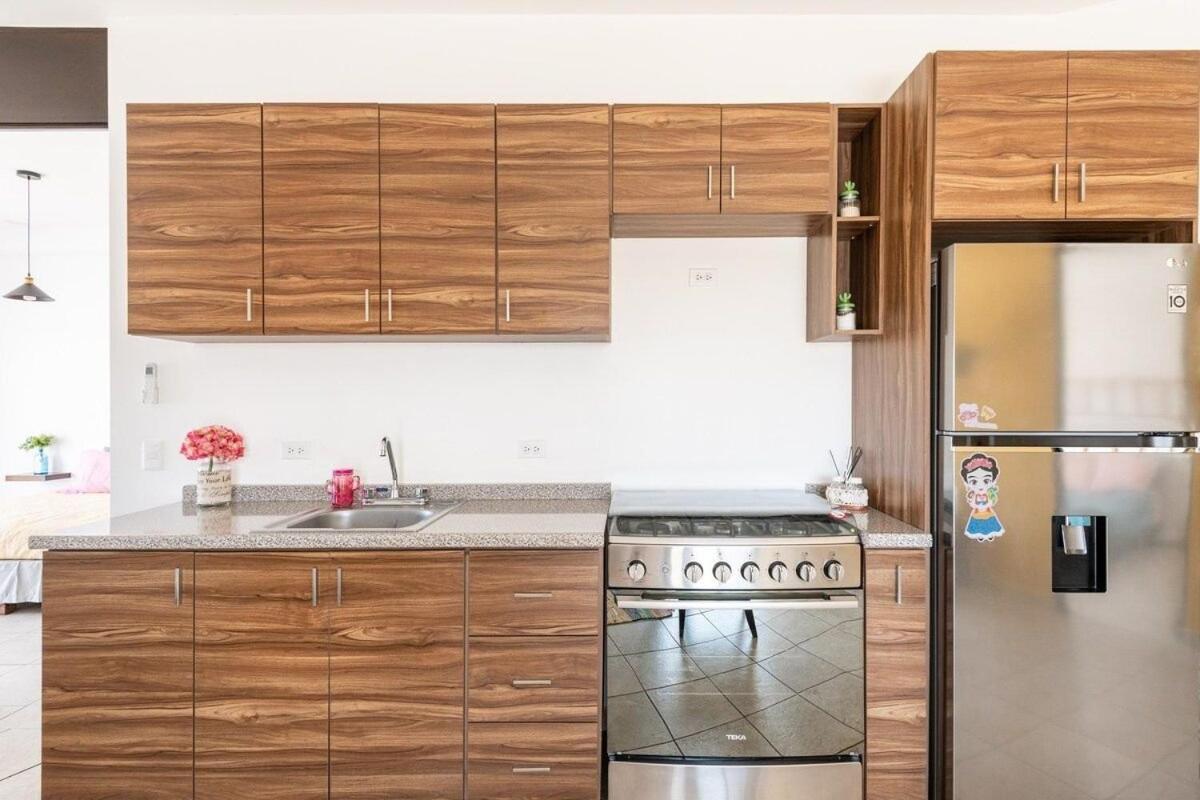 Primer Piso , 3 Recamaras+2.5 Banos +alberca Apartamento *