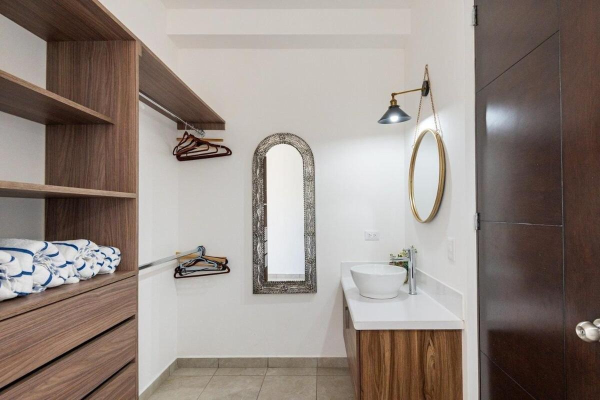 Primer Piso , 3 Recamaras+2.5 Banos +alberca Apartamento