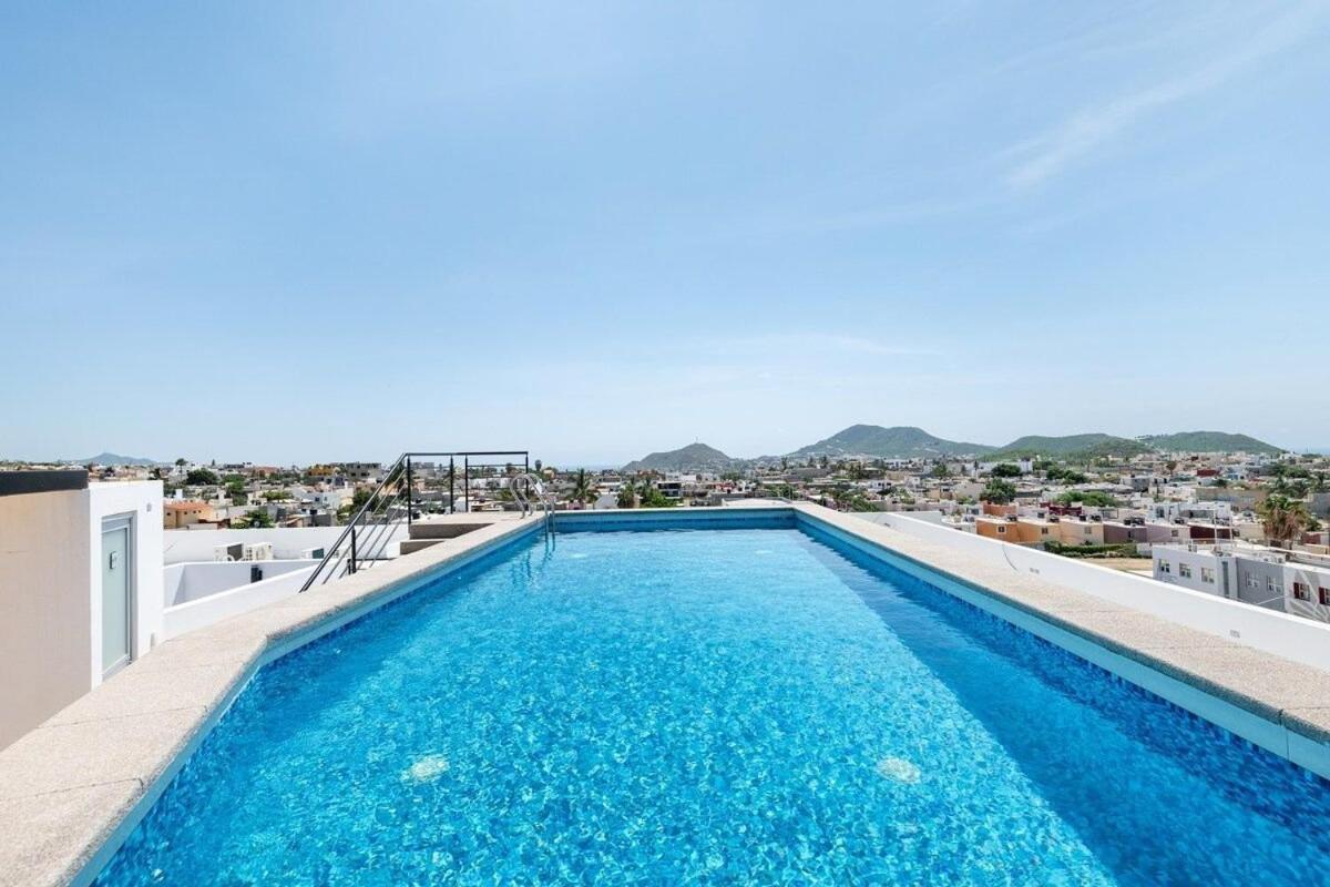 Primer Piso , 3 Recamaras+2.5 Banos +alberca Apartamento *