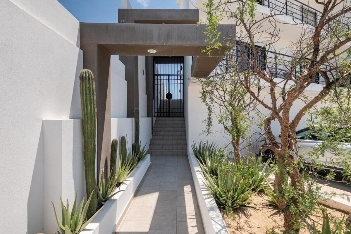 Primer Piso , 3 Recamaras+2.5 Banos +alberca Apartamento *