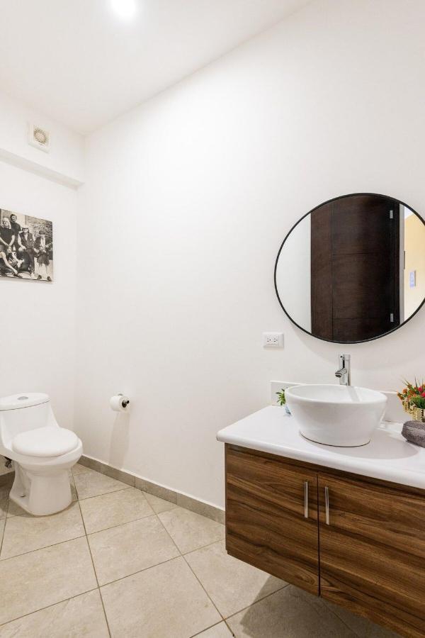 Primer Piso , 3 Recamaras+2.5 Banos +alberca Apartamento
