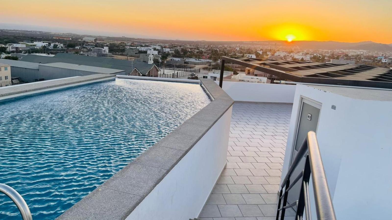 Apartamento Primer Piso , 3 Recamaras+2.5 Banos +alberca Cabo San Lucas